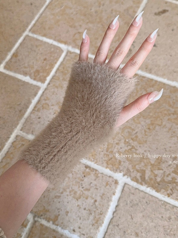 Get trendy with [Faux Fur] 5 Colors Sweet Kitty Paws-Pattern Gloves - Accessories available at Peiliee Shop. Grab yours for $9.90 today!